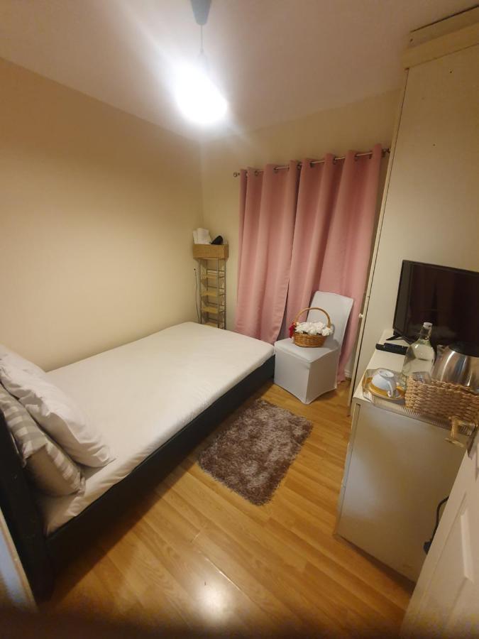 Double Size And Single Room In Barking Экстерьер фото
