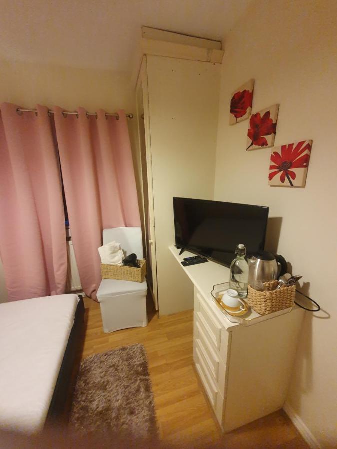 Double Size And Single Room In Barking Экстерьер фото