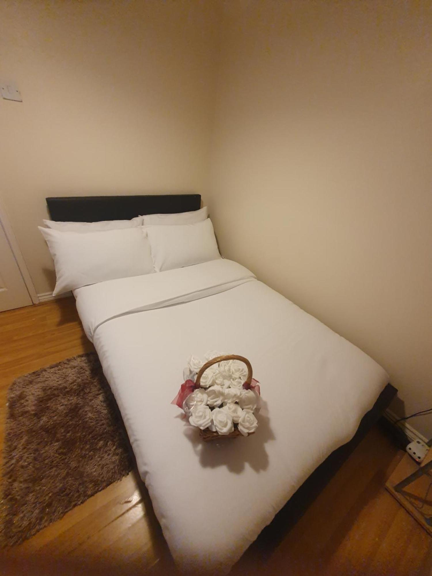 Double Size And Single Room In Barking Экстерьер фото